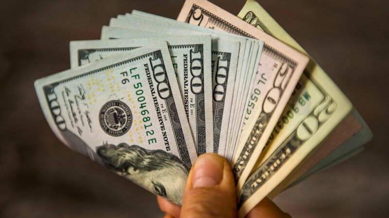 O dólar pode perder sua hegemonia? Entenda os desafios da moeda americana e o avanço de novos sistemas de pagamento