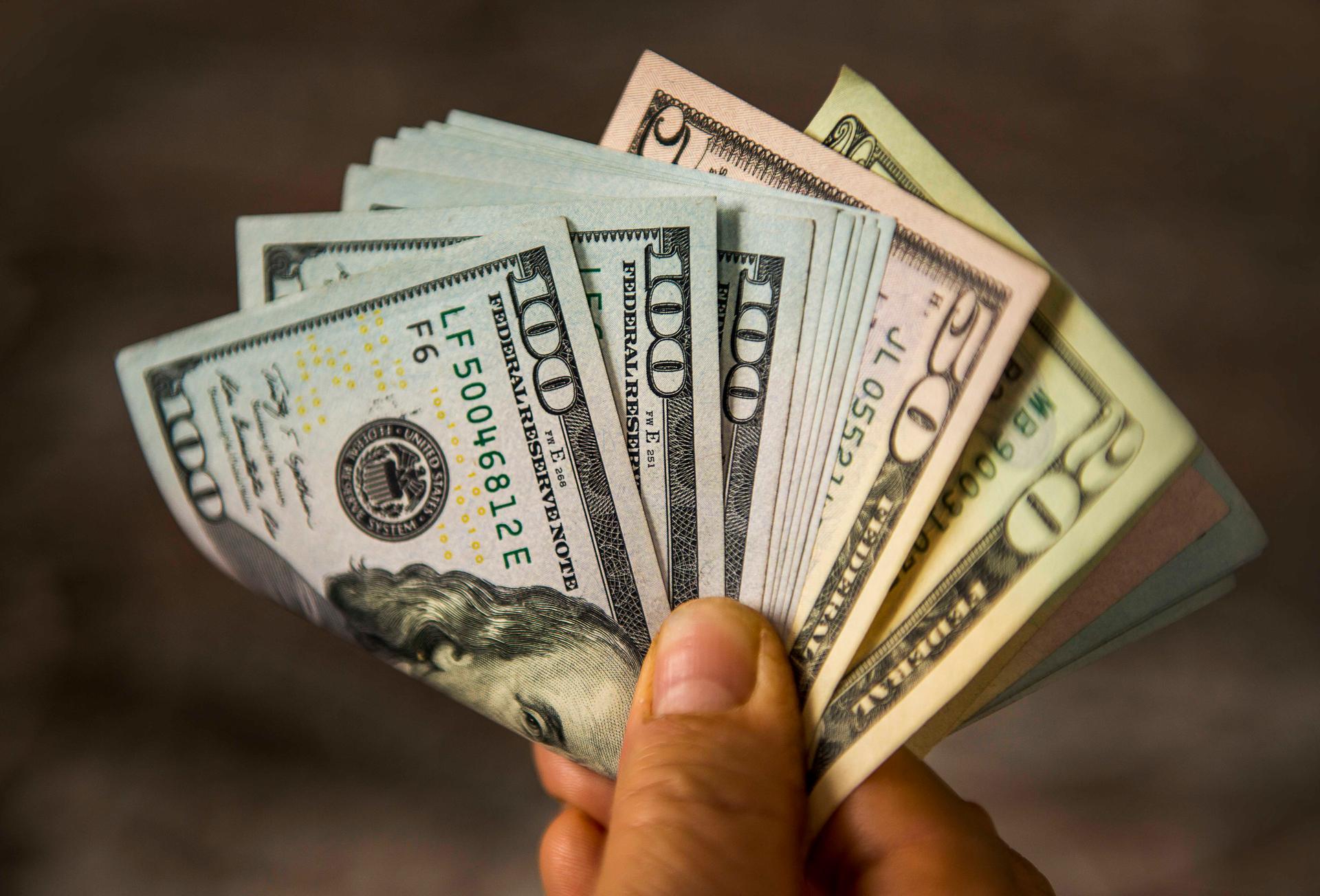 O dólar pode perder sua hegemonia? Entenda os desafios da moeda americana e o avanço de novos sistemas de pagamento